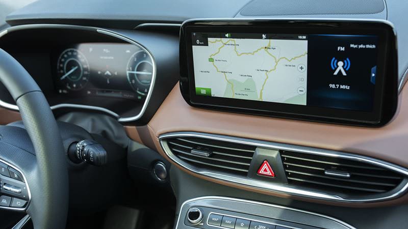 Bảng điều khiển trung tâm và cần số nút bấm điện tử trên Hyundai SantaFe 2024, chi tiết nổi bật trong nội thất, hỗ trợ người dùng tìm hiểu giá xe SantaFe 2024.