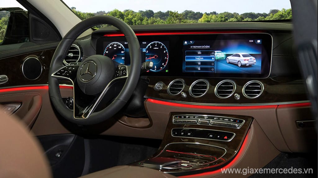 Bảng điều khiển trung tâm và nội thất da nâu của Mercedes E200 Exclusive
