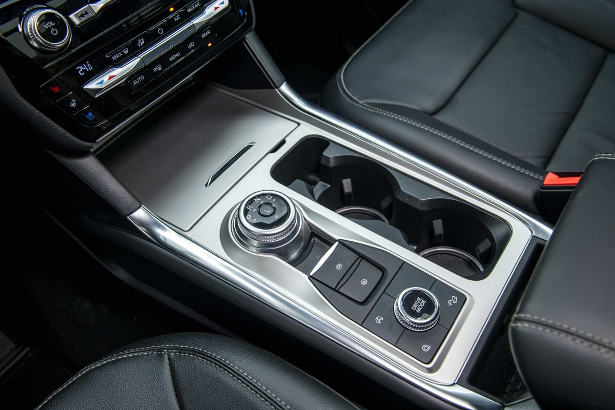 Bảng điều khiển trung tâm và núm xoay chọn chế độ lái của Ford Explorer 2025