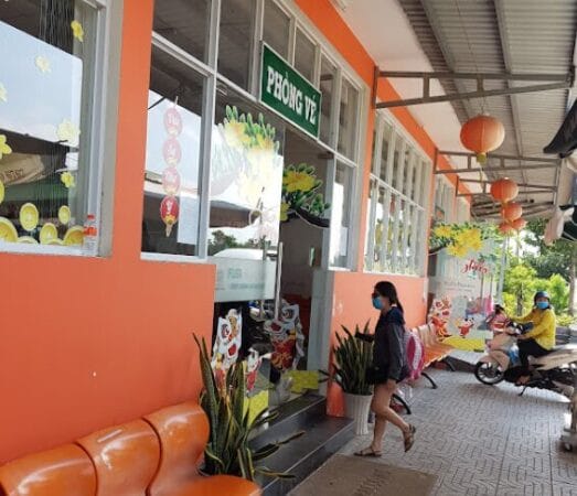 Bảng hiệu chỉ dẫn và cổng vào bến xe Long Xuyên, An Giang