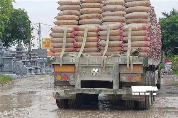 Bảng quy định chi tiết về tổng trọng lượng xe và hàng hóa tối đa cho phép, nhằm tránh lỗi chở hàng cồng kềnh và quá tải.