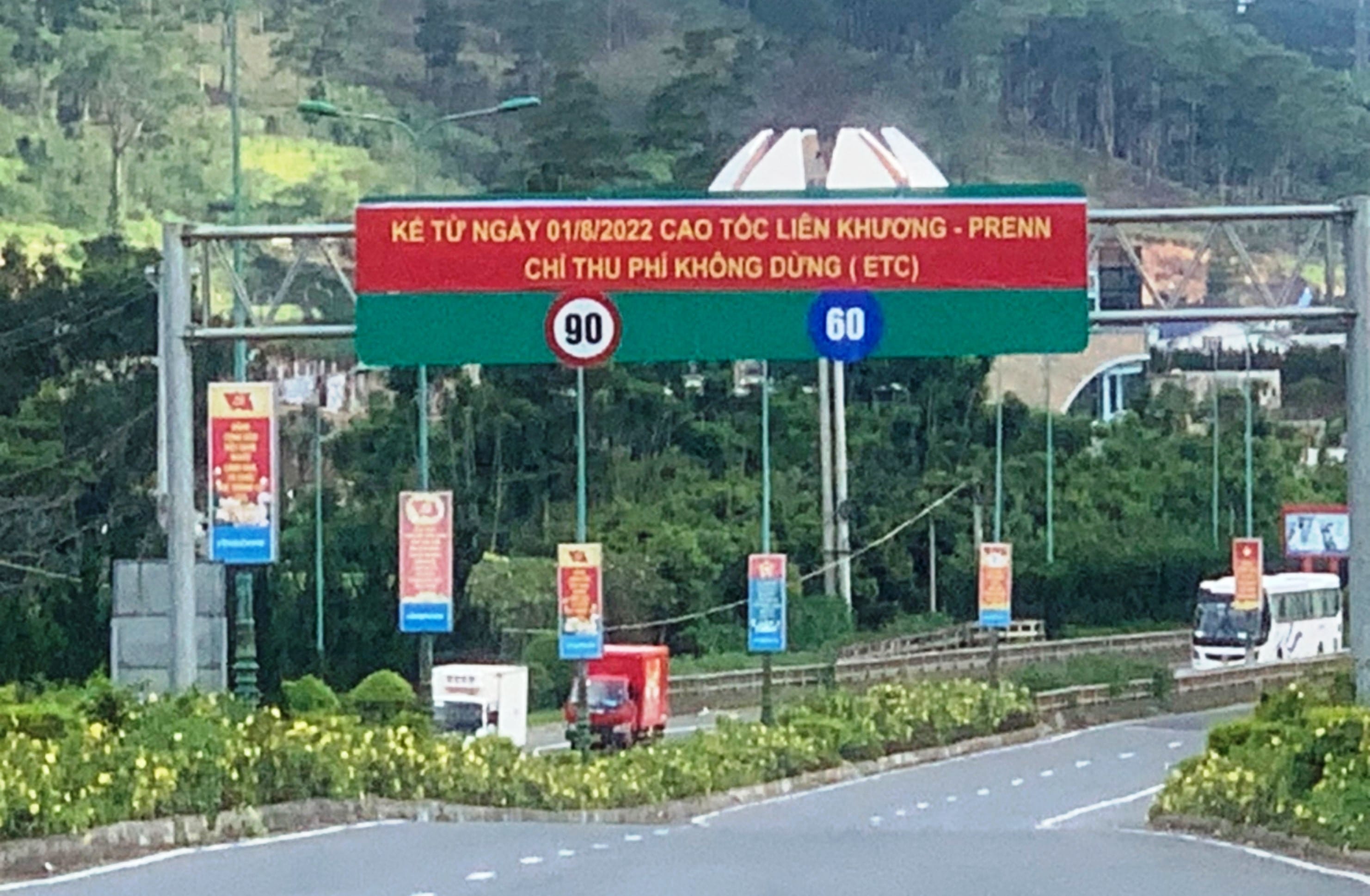 Băng rôn tuyên truyền thu phí không dừng tại trạm thu phí Định An