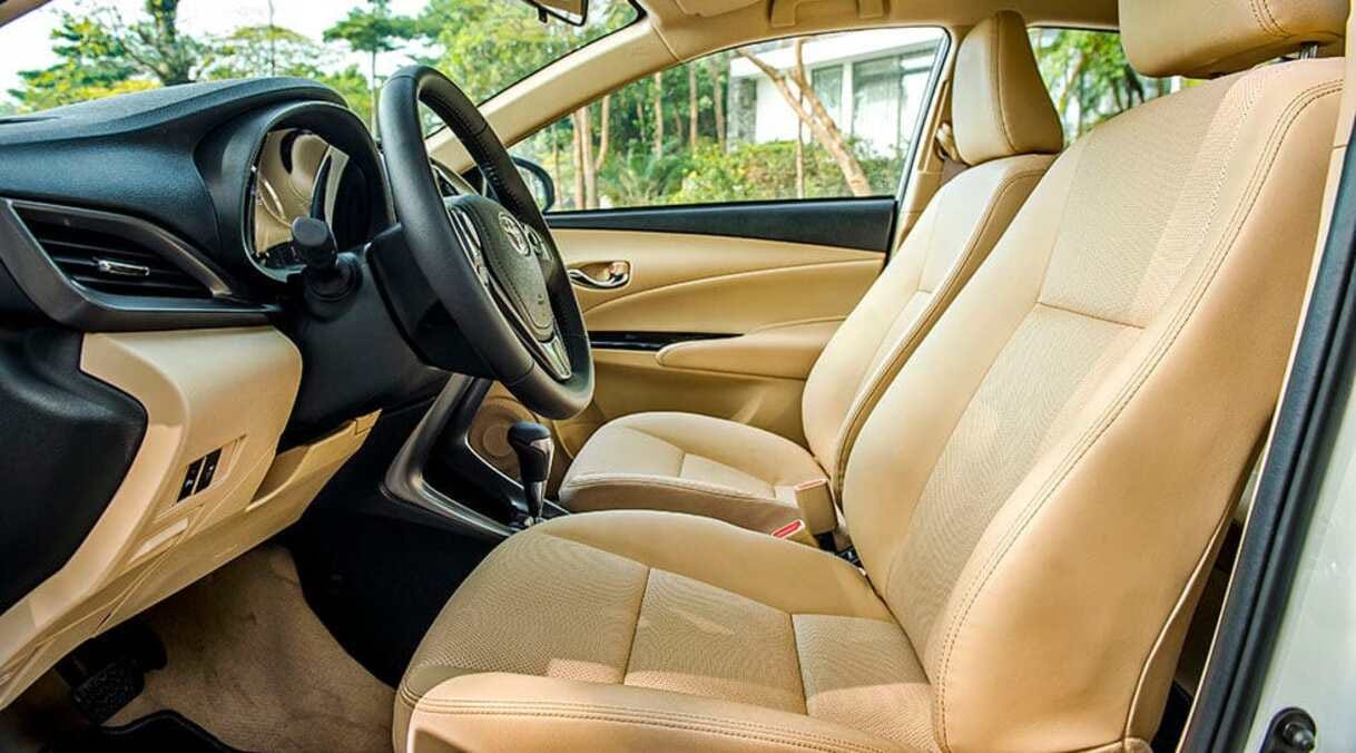 Bảng táp lô và khoang lái tinh tế của Toyota Vios 1.5E MT, một phần của các dòng xe Toyota bán chạy
