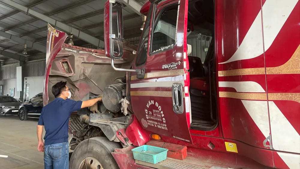 Bảng thông báo quy định tiếp nhận hồ sơ đăng kiểm, minh họa sự cần thiết của việc đặt lịch hẹn khi đến trạm đăng kiểm Nhà Bè và các trung tâm khác