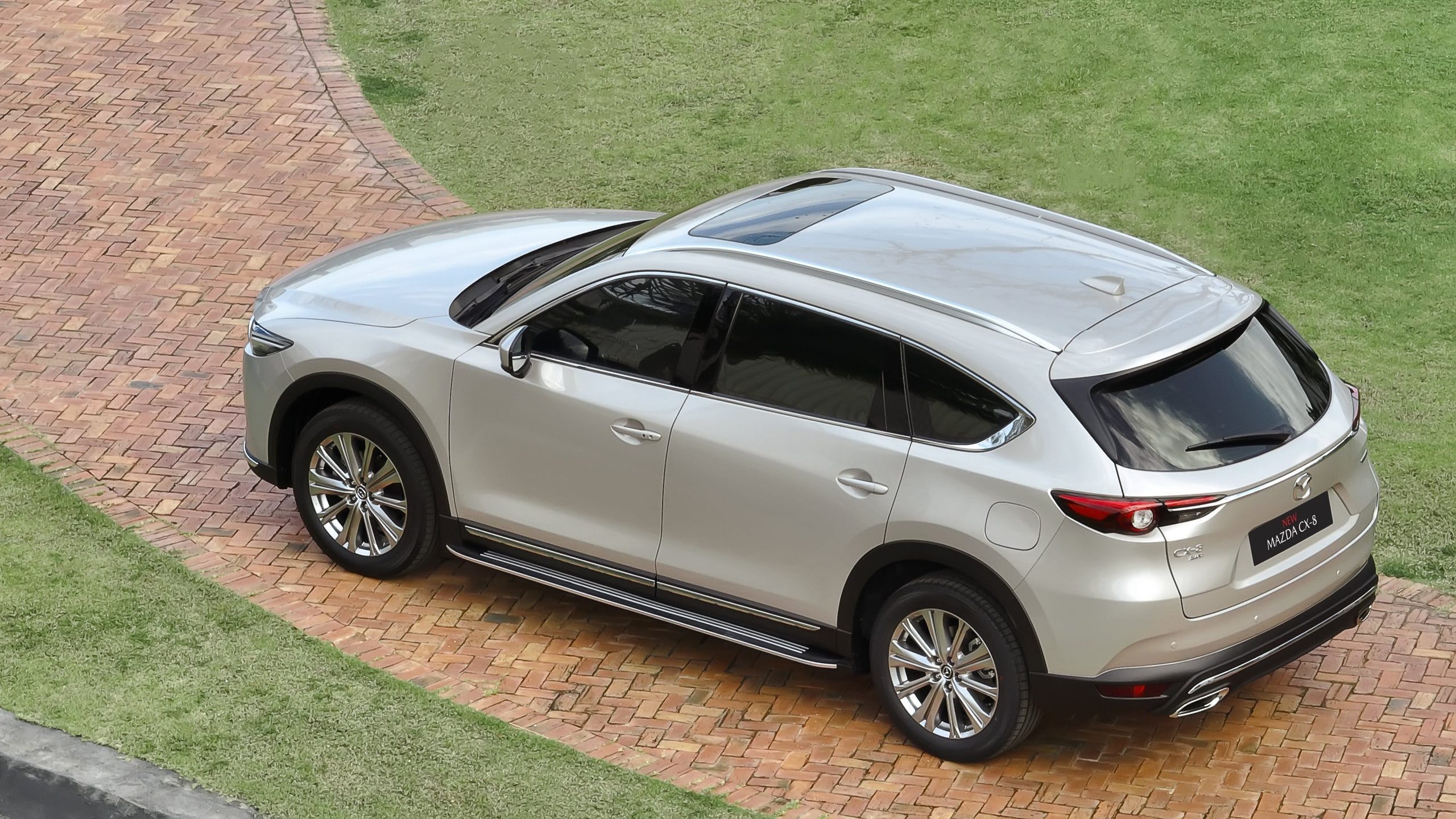 Bảng thông số kỹ thuật chi tiết của Mazda CX-8, giúp hiểu rõ hơn về các yếu tố cấu thành giá xe Mazda CX-8.