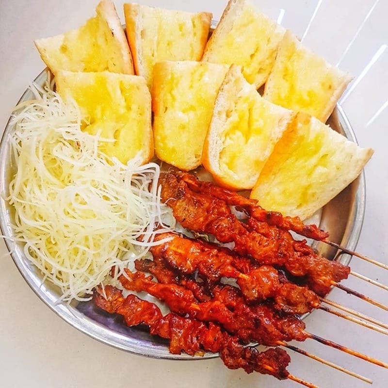 Bánh mì thịt nướng bơ Campuchia độc đáo, một món ăn đường phố không thể bỏ qua tại Bình Dương.