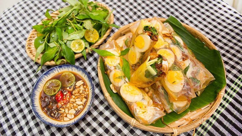Bánh tráng sốt me hấp dẫn, một món ăn vặt được yêu thích ở Bình Dương