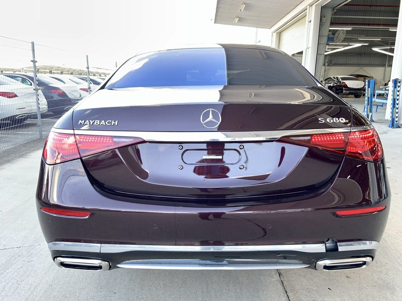 Bánh xe 20 inch kiểu dáng cổ điển của Maybach S650, thể hiện sự mạnh mẽ và sang trọng, góp phần vào vẻ ngoài uy nghi của chiếc sedan.
