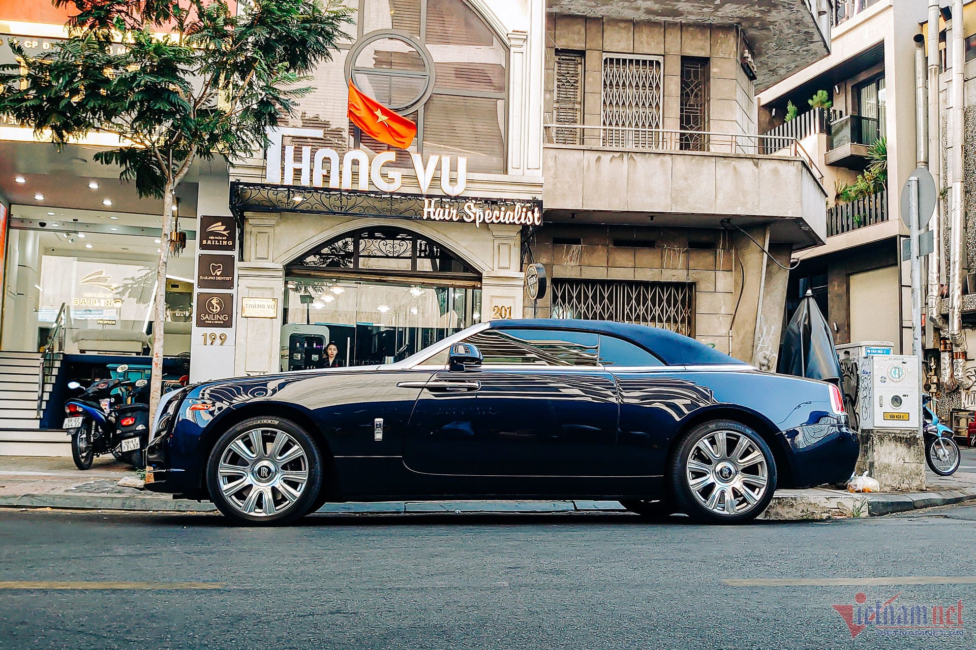 Bánh xe 21 inch mạ crôm của Rolls Royce Dawn mui trần