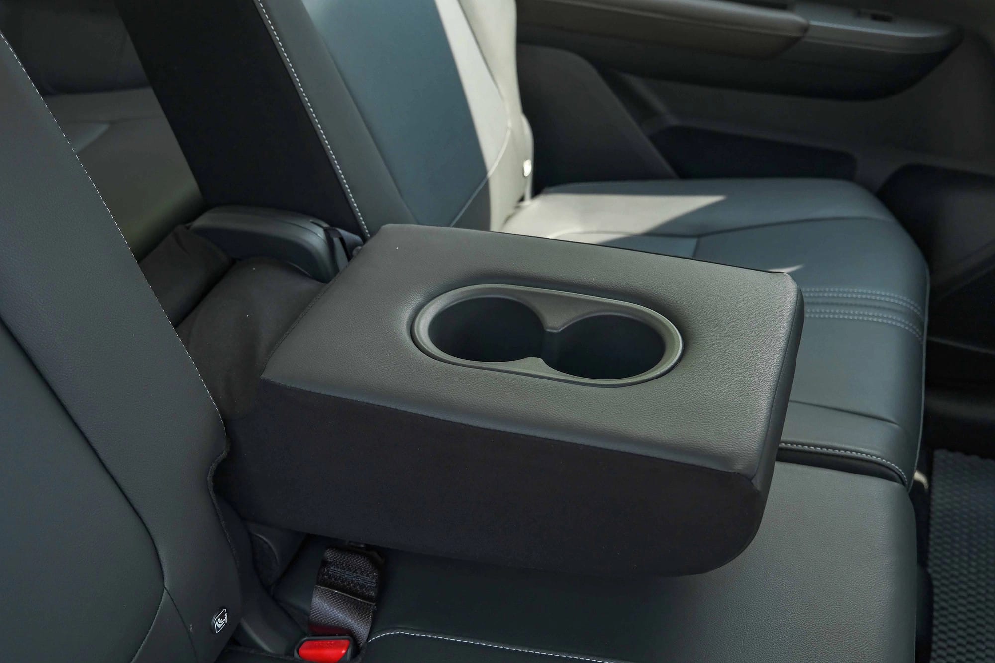 Bệ tì tay hàng ghế sau tiện ích trên Mitsubishi Xpander 2024