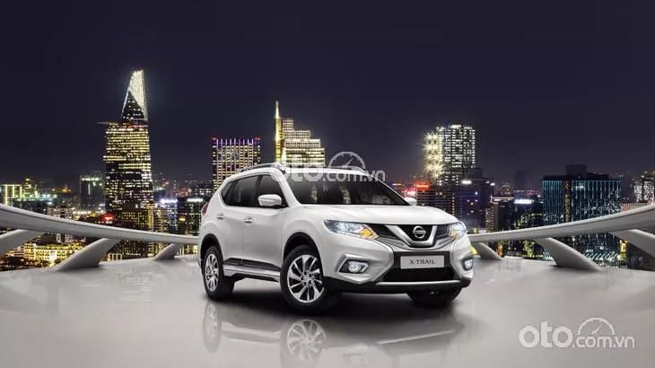 Bên trong khoang lái của một chiếc Nissan với vô lăng và bảng đồng hồ hiển thị các thông tin an toàn, thể hiện công nghệ hỗ trợ lái tiên tiến.