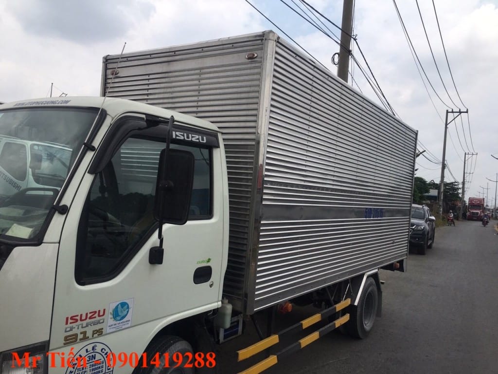 Bên trong thùng kín của xe tải Isuzu QKR55H 1.9t cũ
