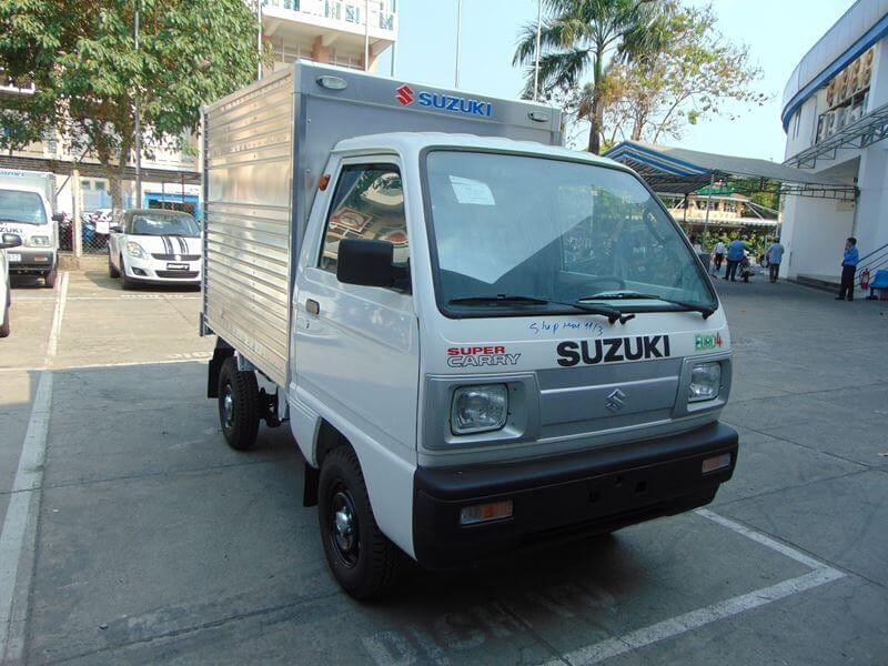 Bên trong thùng kín của xe tải Suzuki Carry Truck có đèn chiếu sáng, tiện lợi cho việc bốc dỡ hàng.