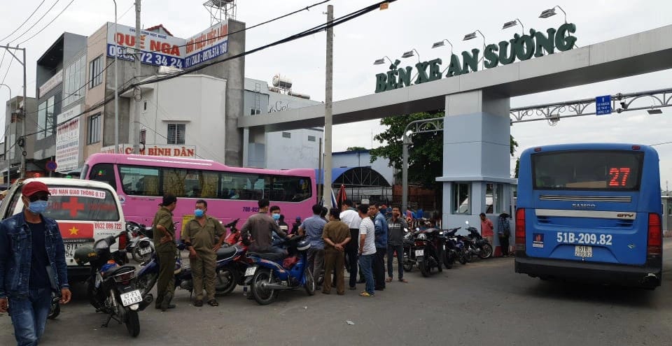 Bến xe An Sương với nhiều xe khách