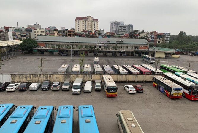 Bến xe Gia Lâm luôn tấp nập khách hàng và xe cộ