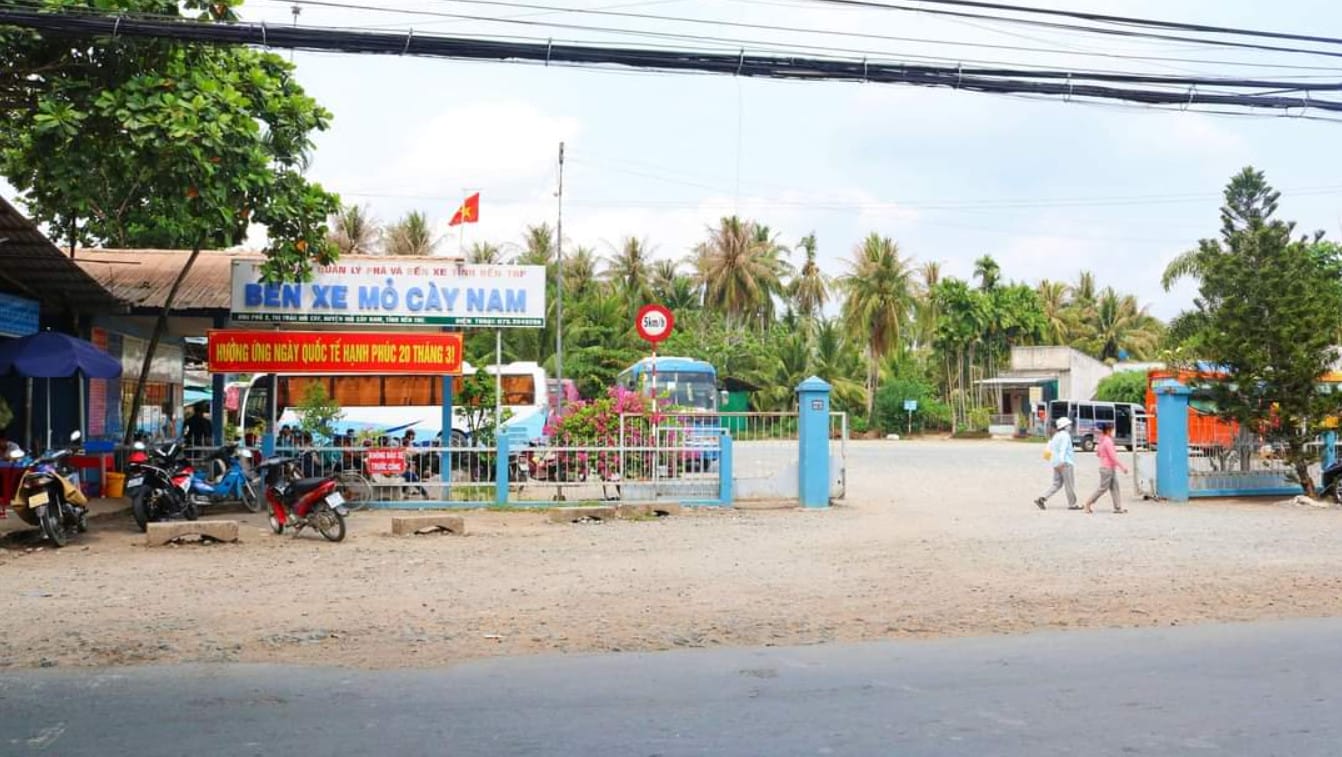 Bến xe Mỏ Cày Nam tấp nập khách hàng