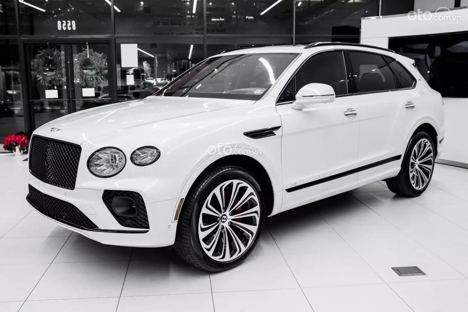Bentley Bentayga màu trắng sang trọng và thanh lịch, nổi bật trên đường