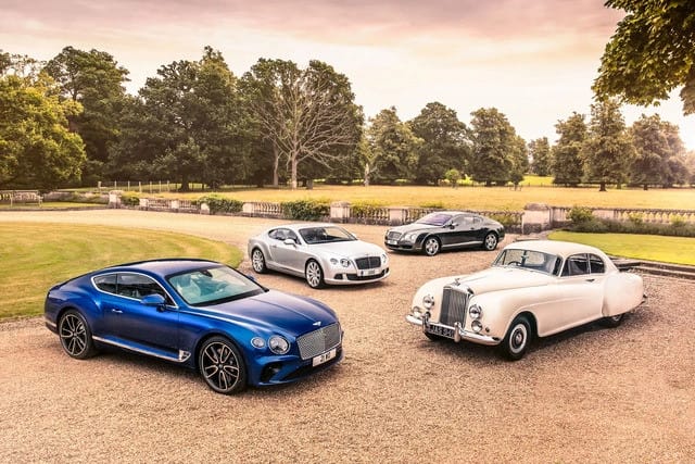 Bentley Continental GT màu xanh đậm, thiết kế sang trọng và mạnh mẽ, đậu trên con đường trải nhựa