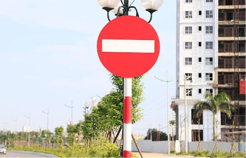 Biển báo cấm đi ngược chiều 102 hình tròn màu đỏ trên đường một chiều
