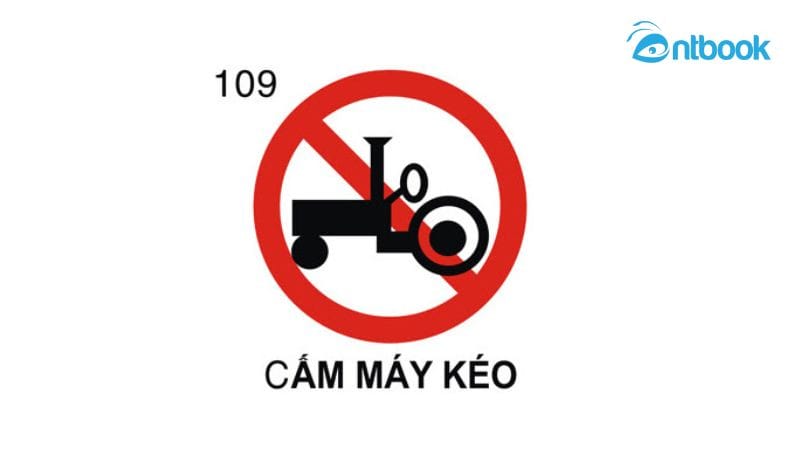 Biển báo cấm máy kéo màu đỏ viền trắng với hình ảnh xe máy kéo