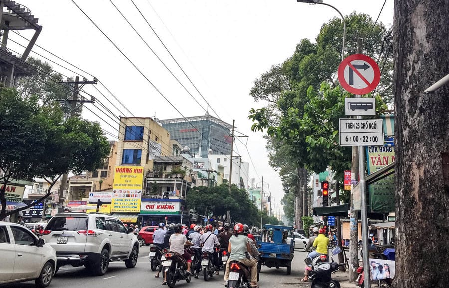 Biển báo cấm rẽ phải có hình mũi tên gạch chéo đỏ, báo hiệu không được phép rẽ