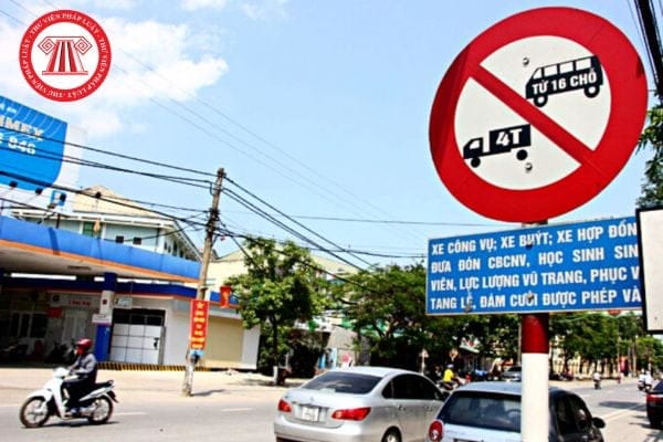 Biển báo cấm xe ô tô chở khách P.107a với hình ảnh xe khách màu đen trên nền đỏ trắng