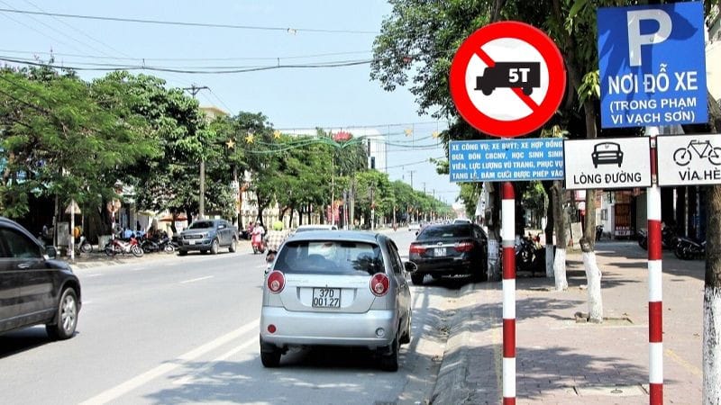 Biển báo cấm xe tải 5 tấn với vạch chéo đỏ