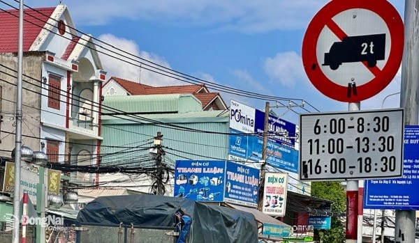 Biển báo cấm xe tải theo giờ tại một tuyến đường đô thị để tránh lỗi đi vào đường cấm giờ xe tải