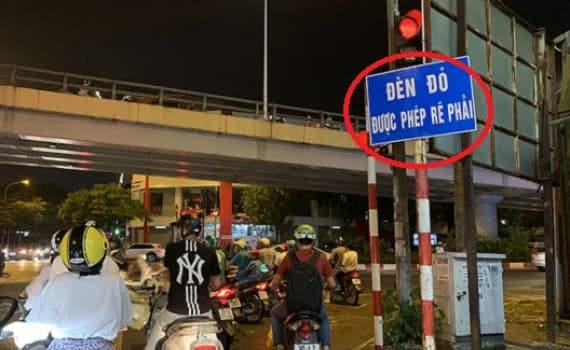 Biển báo cho phép quẹo phải khi đèn đỏ