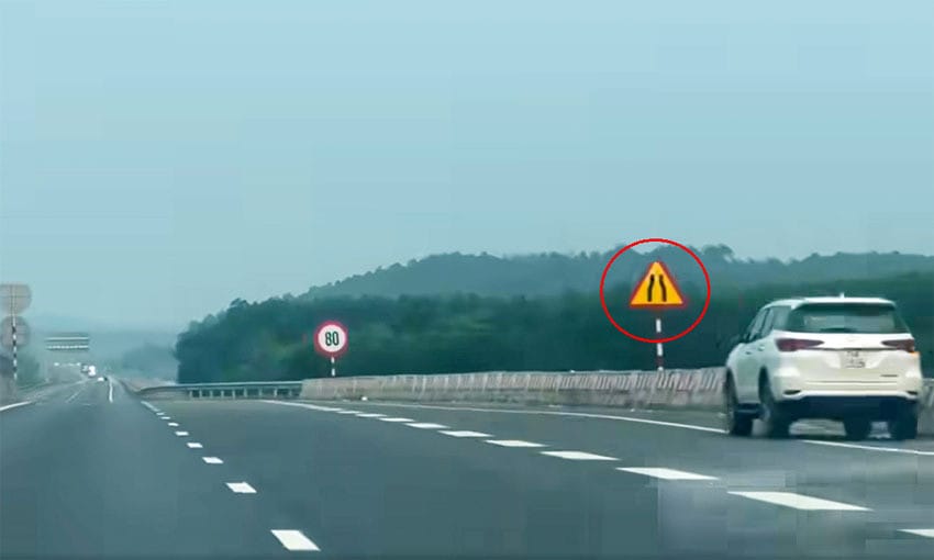 Biển báo đường hẹp trên cao tốc cảnh báo tài xế về đoạn đường phía trước