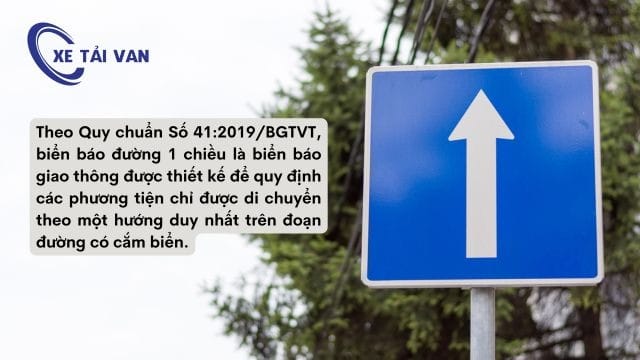 Biển báo đường một chiều phổ biến có hình chữ nhật, nền xanh và mũi tên trắng chỉ hướng đi
