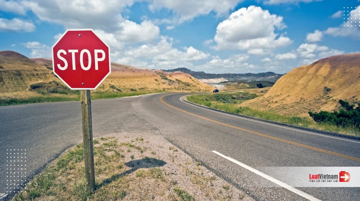 Biển báo giao thông hình lục giác đều với chữ STOP yêu cầu dừng lại