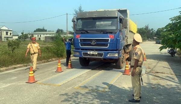 Biển báo giao thông và hình ảnh minh họa mức phạt tiền từ 800.000 đến 1.000.000 đồng cho lỗi chở hàng cồng kềnh ô tô.