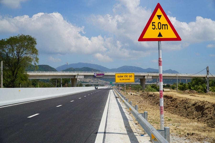 Biển báo giới hạn chiều cao tối đa cho phương tiện trên đường cao tốc