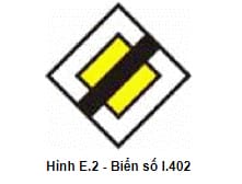 Biển báo I.402 có vạch chéo báo hiệu **hết đoạn đường ưu tiên**, cảnh báo người lái xe tải van cần chú ý nhường đường