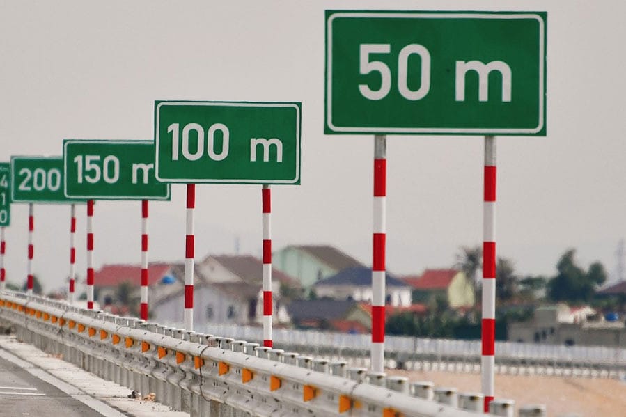 Biển báo khoảng cách an toàn trên cao tốc với các mốc mét hiển thị rõ ràng