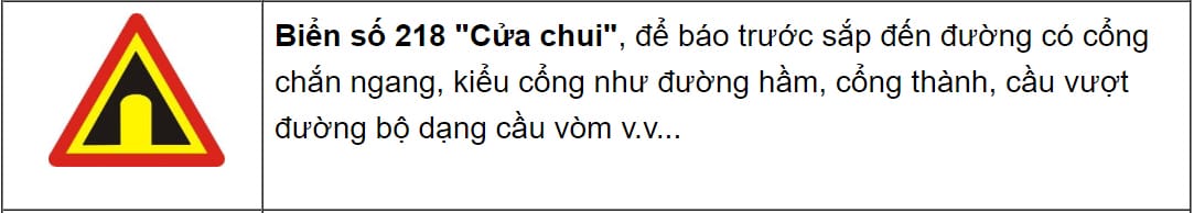 Biển báo nguy hiểm công trường, cảnh báo người lái xe tải van về khu vực thi công.