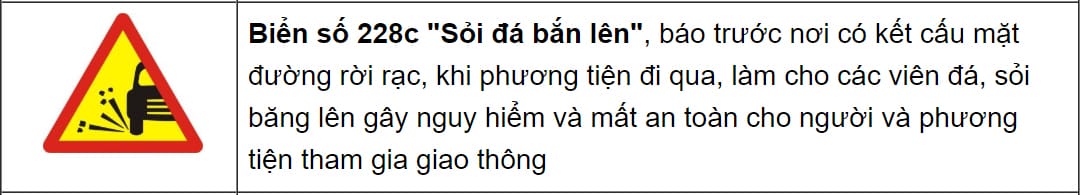 Biển báo nguy hiểm đường có xe kéo, nhắc nhở người lái xe tải van về nguy cơ va chạm.