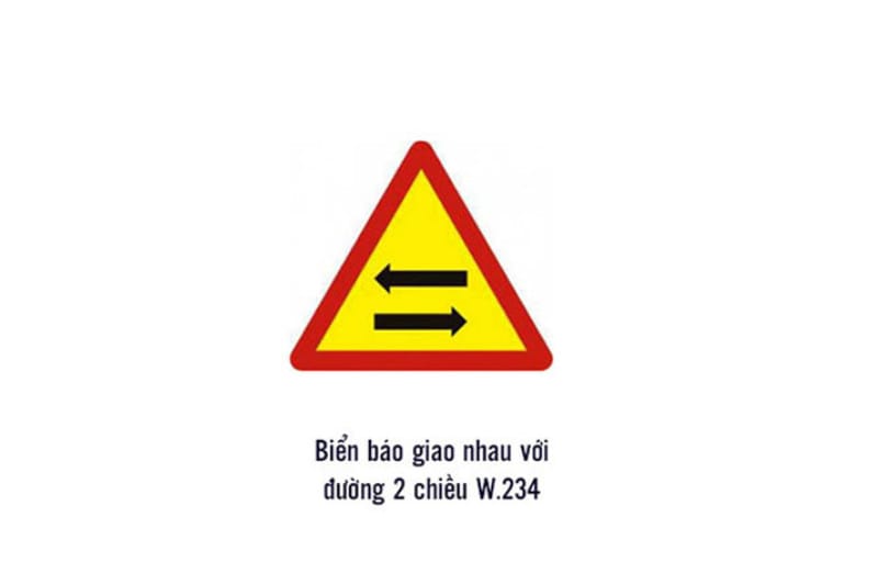 Biển báo nguy hiểm W.234 hiển thị hai mũi tên ngang ngược chiều, chỉ biển báo giao nhau với đường hai chiều