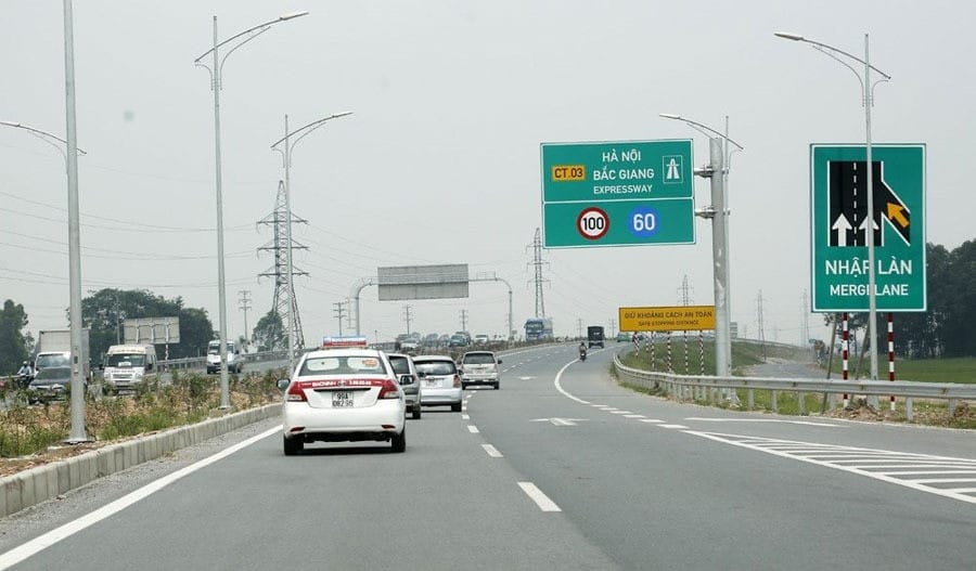 Biển báo nhập làn trên đường cao tốc yêu cầu tài xế di chuyển chậm và quan sát
