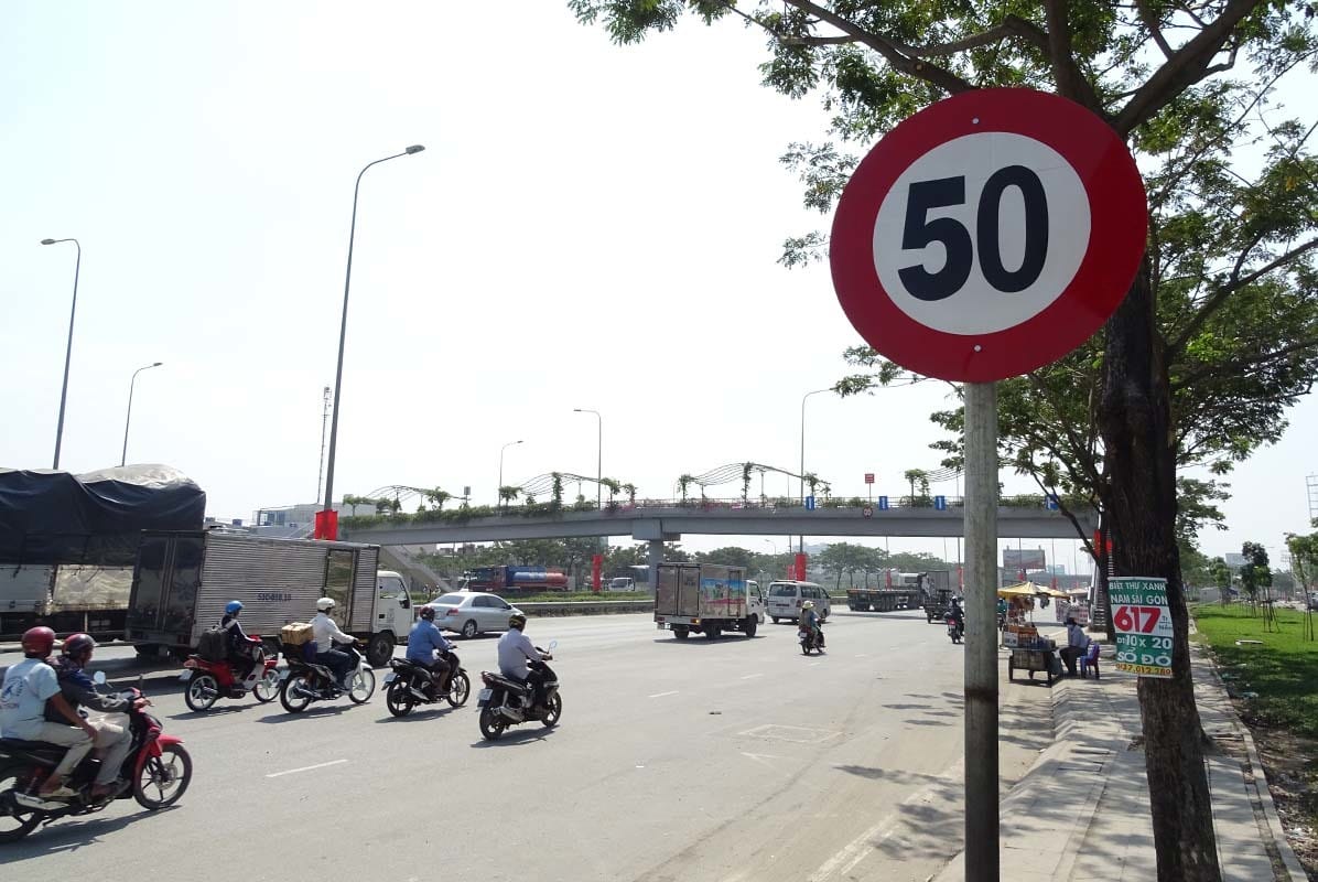 Biển báo P.127 giới hạn tốc độ tối đa cho phép