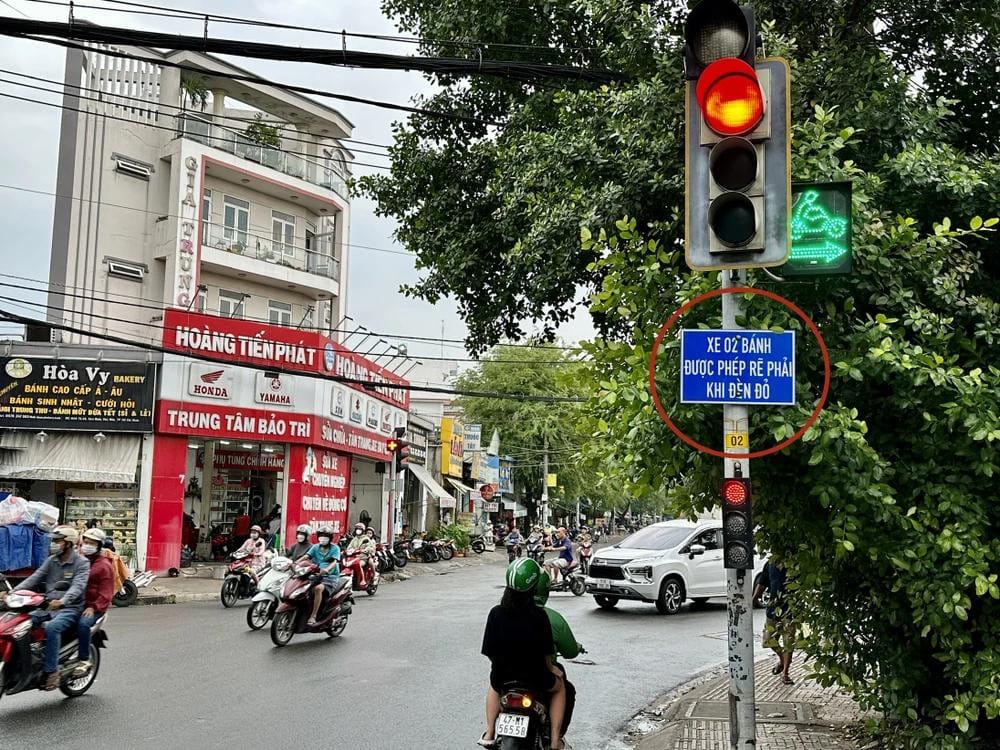 Biển báo phụ cho phép rẽ phải khi có đèn đỏ, giúp tài xế tuân thủ luật giao thông.