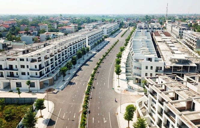 Biển báo R.420 và R.421 đánh dấu khu đông dân cư và hết khu đông dân cư