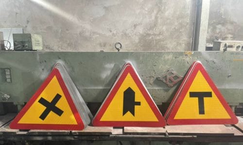 Biển báo W.207 giao nhau với đường không ưu tiên, biểu tượng giao lộ chữ thập trên nền vàng viền đỏ