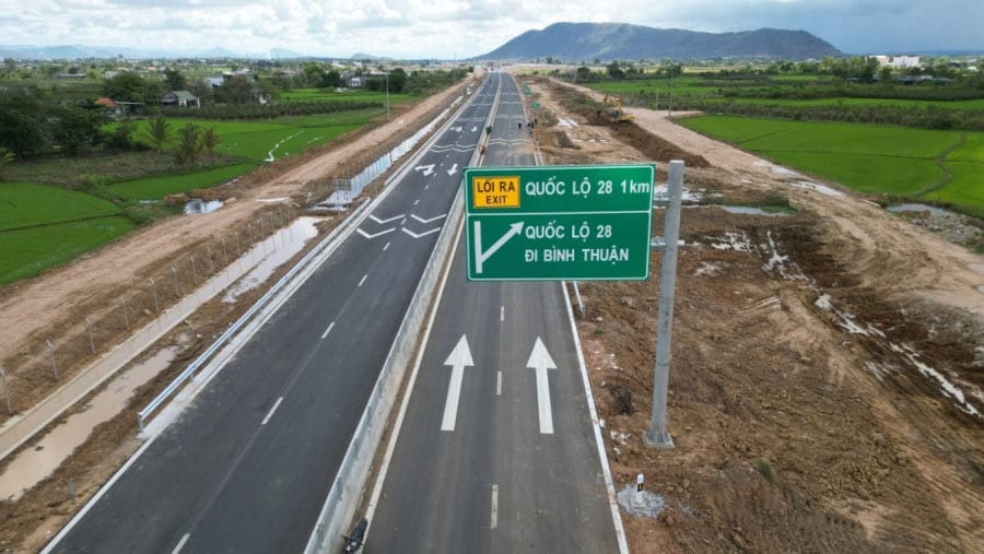 Biển chỉ dẫn lối vào ra và nút giao thông trên đường cao tốc giúp tài xế định hướng