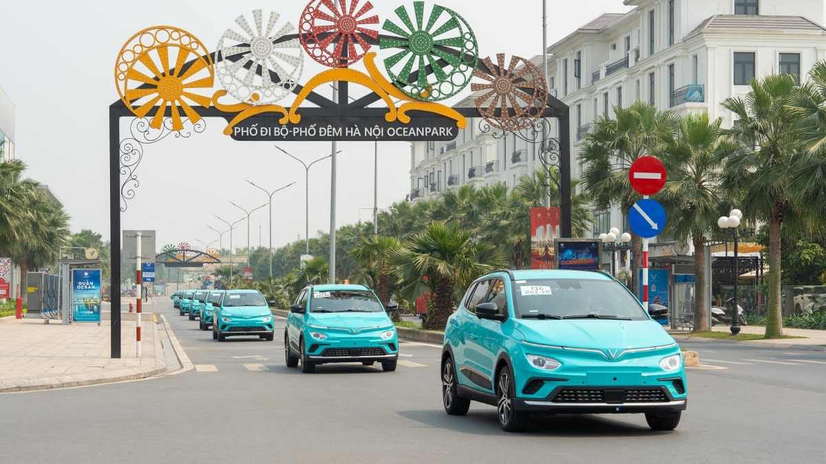 Biển hiệu Xanh SM Taxi VinFast trên xe điện, liên quan đến dịch vụ hỗ trợ cứu hộ.