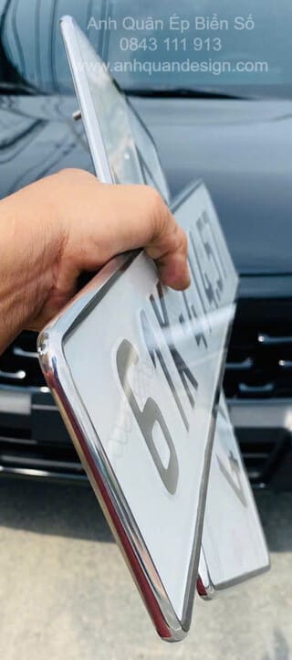 Biển số ô tô được ép tràn viền với khung inox chất lượng cao, tăng cường khả năng chống nước và chống gỉ.