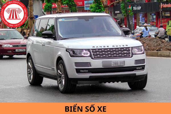 Biển số xe 53 của TP Hồ Chí Minh trên xe ô tô lưu thông trên đường phố nhộn nhịp