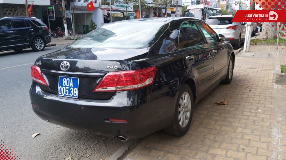 Biển số xe có nền màu xanh, chữ và số màu trắng, là đặc điểm nhận diện của các phương tiện thuộc cơ quan nhà nước, với các ký hiệu seri chữ cái phân biệt theo từng loại cơ quan.