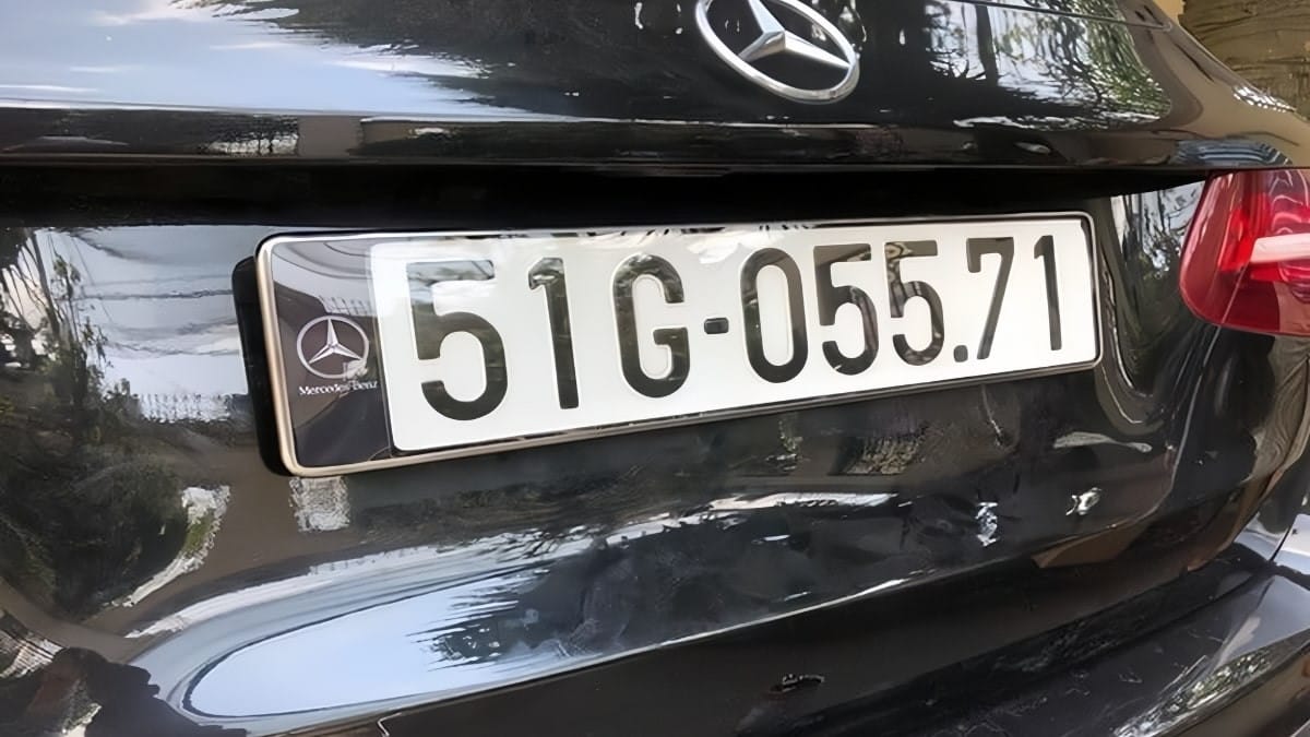 Biển số xe máy được lắp đặt đúng quy cách ở phía sau xe